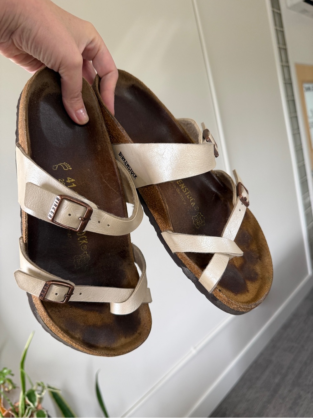 Birkenstock Yara Sandals Sz 10 Cream pearl Leather